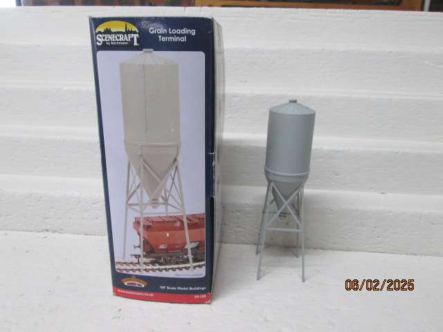 OO SCALE- BACHMANN - SCENECRAFT GRAIN LOADING TERMINAL - BOXED
