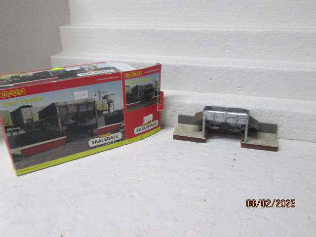 OO SCALE- HORNBY - SKALEDALE - COAL HOPPER STATION - BOXED