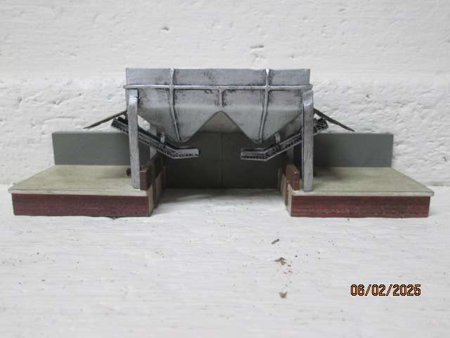 OO SCALE- HORNBY - SKALEDALE - COAL HOPPER STATION - BOXED
