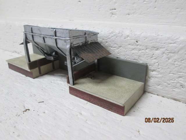 OO SCALE- HORNBY - SKALEDALE - COAL HOPPER STATION - BOXED