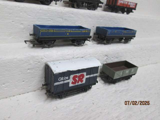 OO SCALE - VARIOUS GOODS WAGONS - X8
