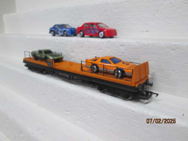 OO SCALE - HORNBY - FLAT WAGON WITH CAR LOAD