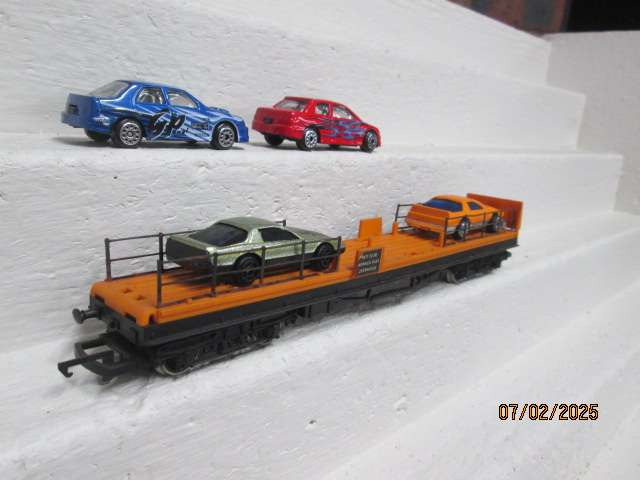 OO SCALE - HORNBY - FLAT WAGON WITH CAR LOAD