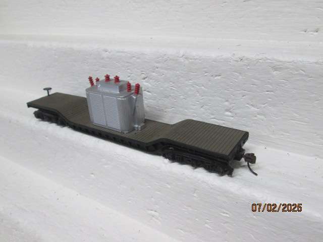 HO SCALE - BACHMANN - LOWELL 6-AXLE WAGON WITH TRANSFORMER LOAD