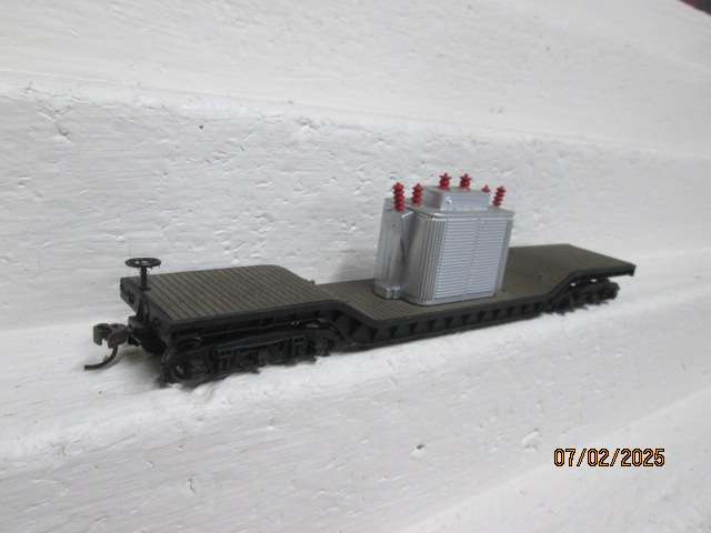 HO SCALE - BACHMANN - LOWELL 6-AXLE WAGON WITH TRANSFORMER LOAD