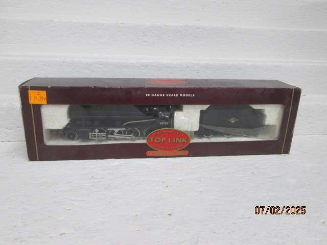 OO SCALE - HORNBY - CLASS 8F STEAM LOCOMOTIVE - BOXED