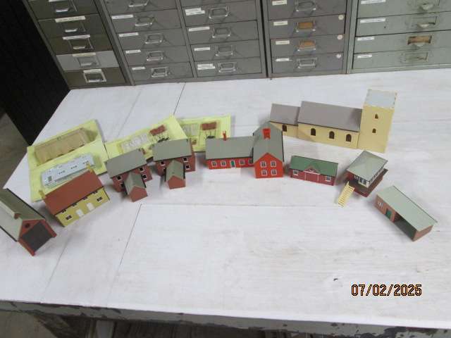OO SCALE - MODEL RAILWAY VILLAGE BUILDINGS - X10