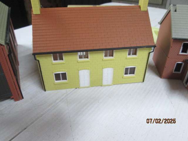 OO SCALE - MODEL RAILWAY VILLAGE BUILDINGS - X10