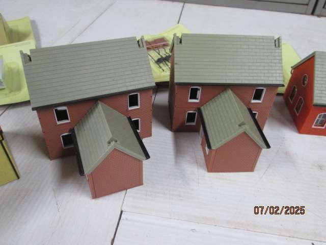 OO SCALE - MODEL RAILWAY VILLAGE BUILDINGS - X10