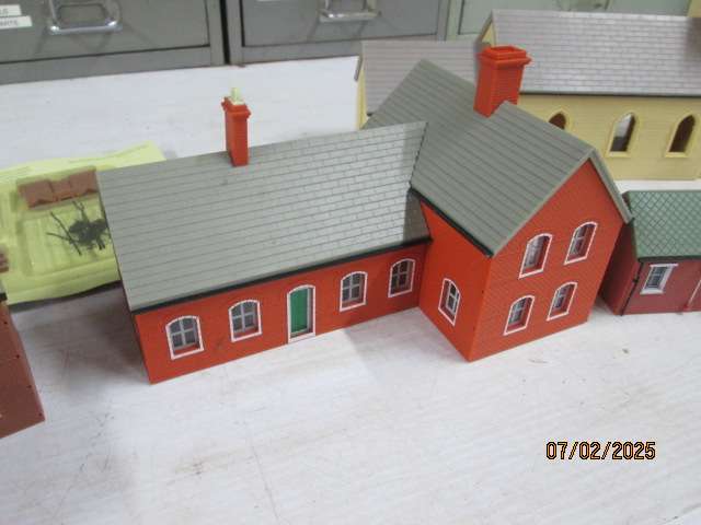 OO SCALE - MODEL RAILWAY VILLAGE BUILDINGS - X10