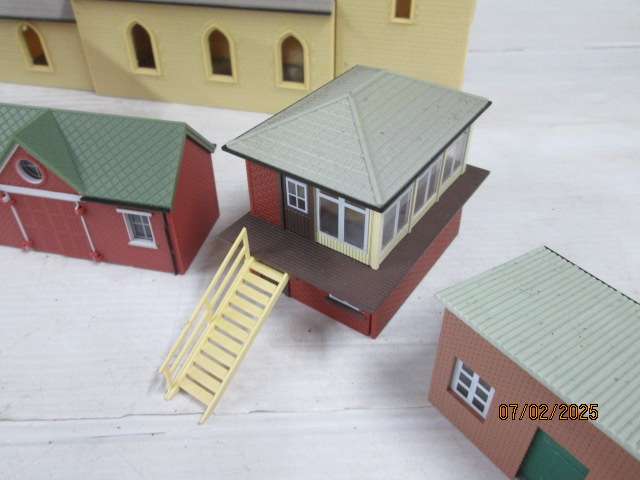 OO SCALE - MODEL RAILWAY VILLAGE BUILDINGS - X10