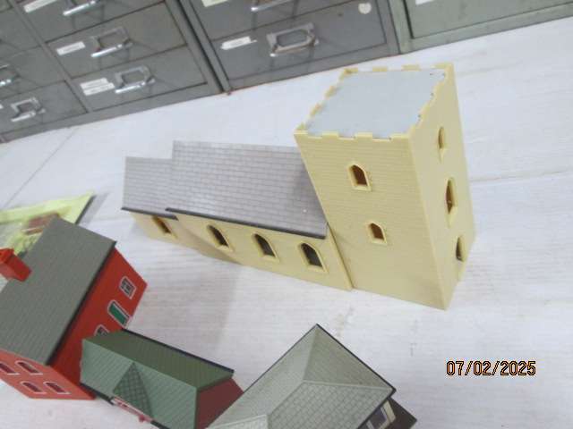 OO SCALE - MODEL RAILWAY VILLAGE BUILDINGS - X10