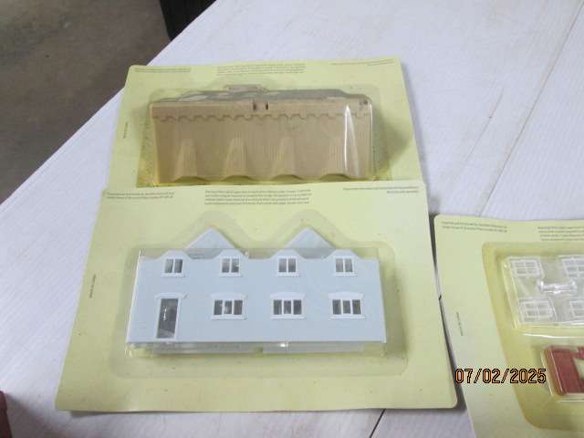 OO SCALE - MODEL RAILWAY VILLAGE BUILDINGS - X10