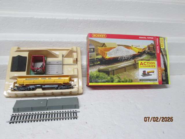 OO SCALE - HORNBY - GRAVEL TIPPER DEPOT - BOXED