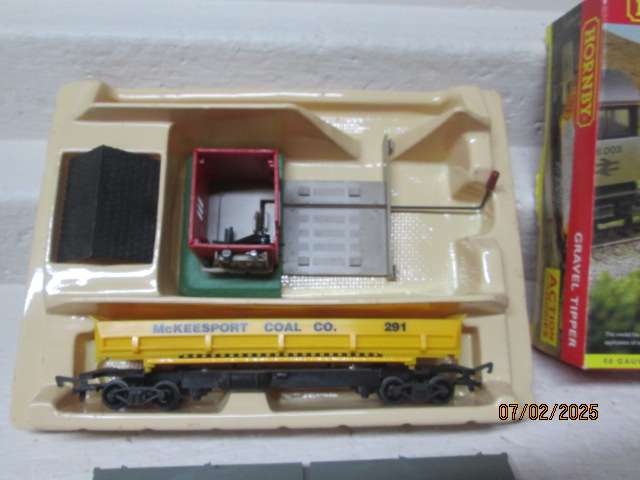 OO SCALE - HORNBY - GRAVEL TIPPER DEPOT - BOXED