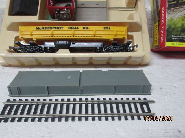 OO SCALE - HORNBY - GRAVEL TIPPER DEPOT - BOXED