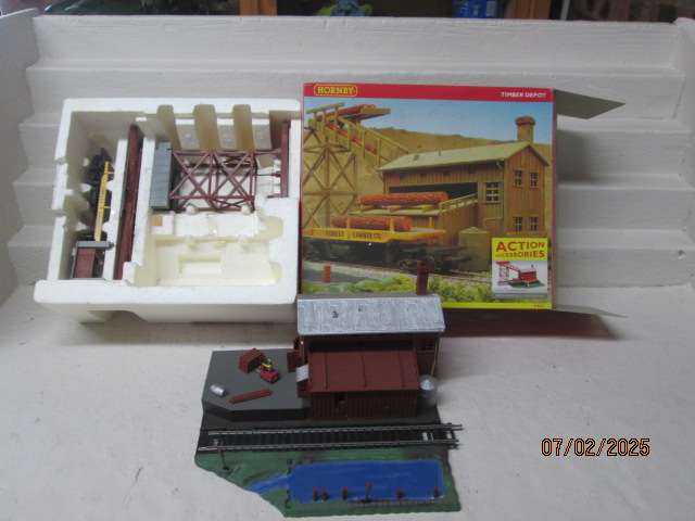 OO SCALE - HORNBY - TIMBER DEPOT - BOXED