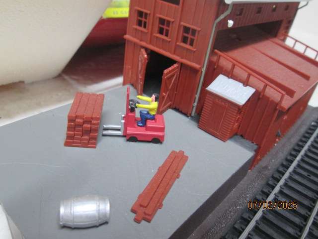 OO SCALE - HORNBY - TIMBER DEPOT - BOXED