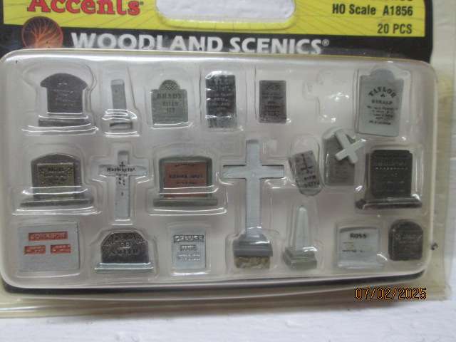 HO SCALE - WOODLAND SCENICS - TOMBSTONES SET - BOXED