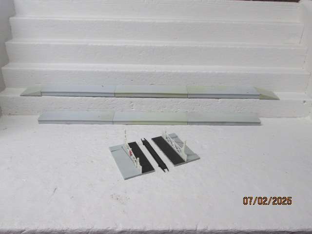 HO / OO SCALE - PLATFORMS AND DOUBLE RAIL CROSSING