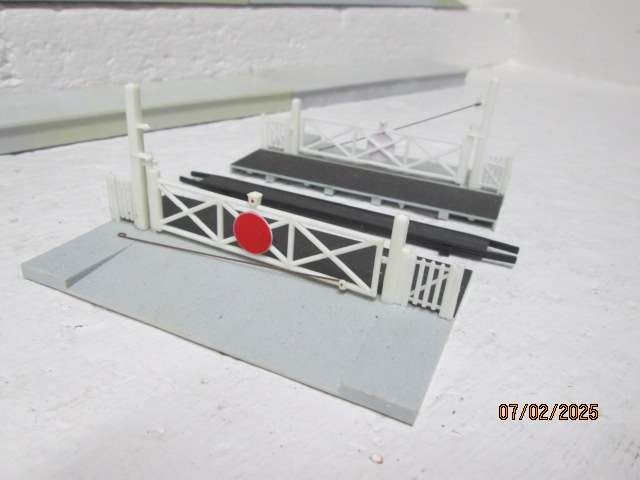 HO / OO SCALE - PLATFORMS AND DOUBLE RAIL CROSSING