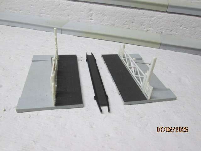 HO / OO SCALE - PLATFORMS AND DOUBLE RAIL CROSSING