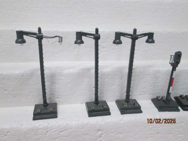 HO / OO SCALE - LIMA - RAIL SIGNALS + LIGHTS ETC
