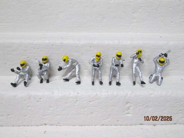 SLOT CAR - 1:32 SCALE - PIT CREW FIGURINES - X7