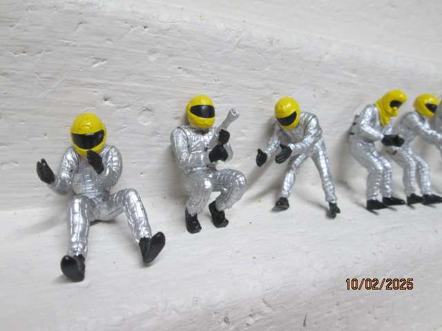 SLOT CAR - 1:32 SCALE - PIT CREW FIGURINES - X7