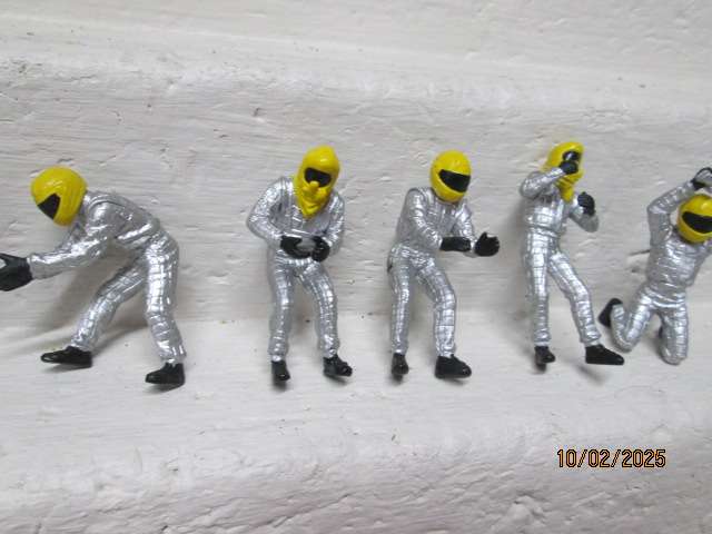 SLOT CAR - 1:32 SCALE - PIT CREW FIGURINES - X7