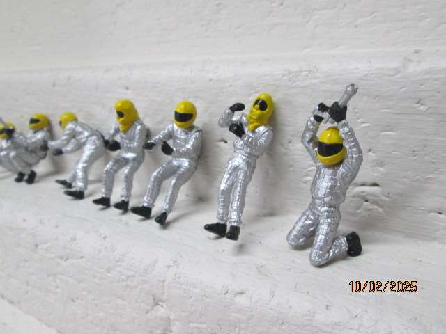 SLOT CAR - 1:32 SCALE - PIT CREW FIGURINES - X7