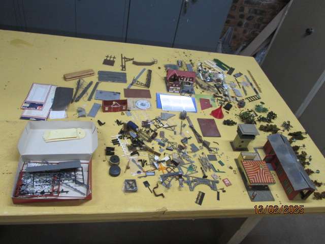 HO / OO SCALE - LARGE BUILDING SCRAPYARD