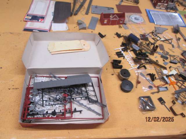 HO / OO SCALE - LARGE BUILDING SCRAPYARD