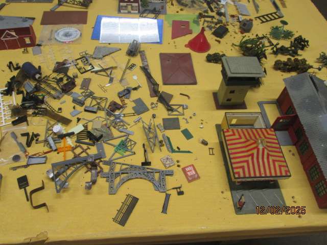 HO / OO SCALE - LARGE BUILDING SCRAPYARD