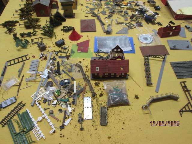 HO / OO SCALE - LARGE BUILDING SCRAPYARD