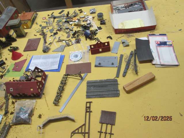 HO / OO SCALE - LARGE BUILDING SCRAPYARD