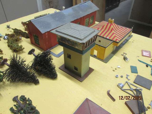 HO / OO SCALE - LARGE BUILDING SCRAPYARD