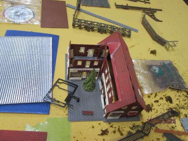 HO / OO SCALE - LARGE BUILDING SCRAPYARD
