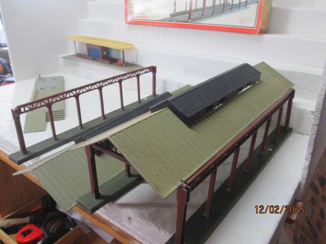 HO / OO SCALE - LIMA - VARIOUS BUILDINGS