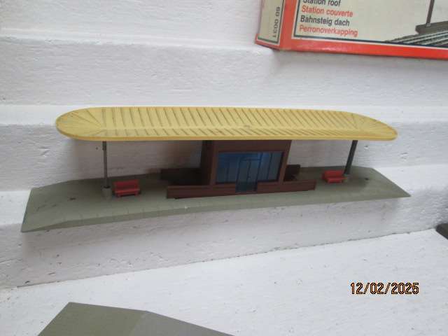 HO / OO SCALE - LIMA - VARIOUS BUILDINGS