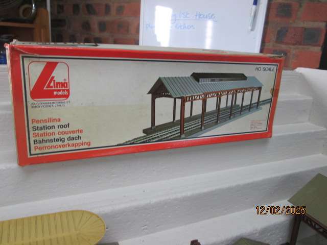 HO / OO SCALE - LIMA - VARIOUS BUILDINGS