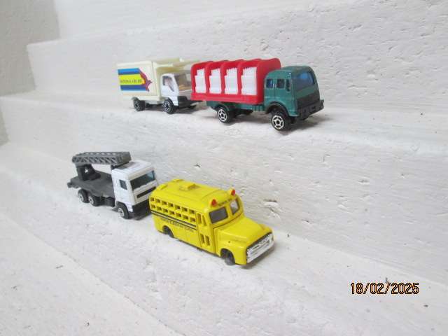 HO SCALE - VARIOUS ROAD TRUCKS - X4