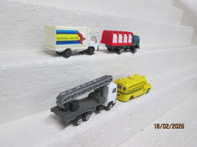HO SCALE - VARIOUS ROAD TRUCKS - X4
