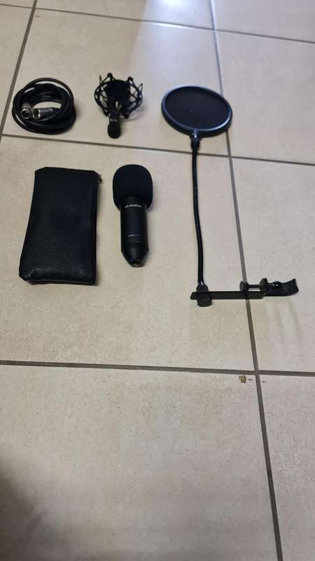 M- AUDIO MICROPHONE - NOVA BLACK - WITH ALL THOSE ACCESSORIES IN PICTURES - WITH COVER