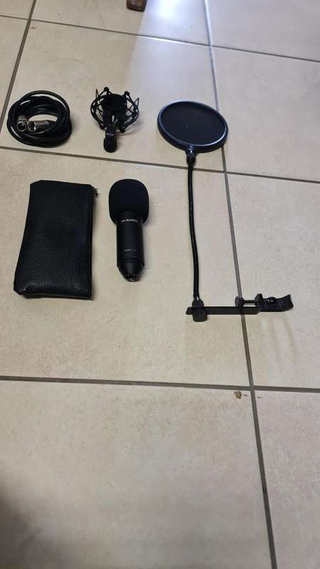 M- AUDIO MICROPHONE - NOVA BLACK - WITH ALL THOSE ACCESSORIES IN PICTURES - WITH COVER