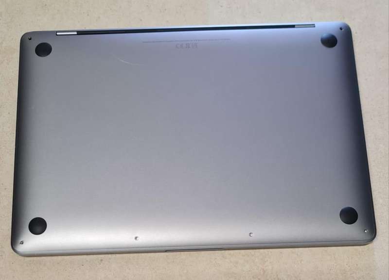 MACBOOK PRO M1 - TOUCHBAR - 2020 MODEL -  M1 CHIP - 8GB - 256GB - CYCLE COUNT 404 - 13 INCH SCREEN