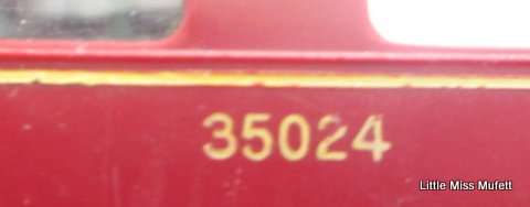 2 Triang/Hornby train couches and a few tracks