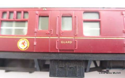 2 Triang/Hornby train couches and a few tracks