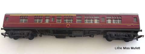 2 Triang/Hornby train couches and a few tracks