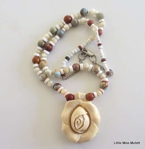 UNUSUAL AND RARE. A JASPER,MOTHER OF PEARL AND CARVED ROSE NECKLACE
